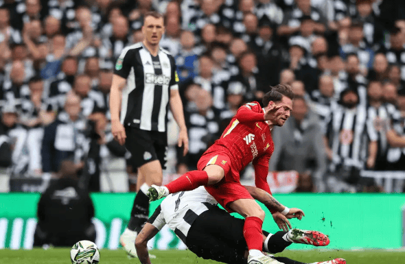 利物浦吃散伙饭了？三大巨星或无缘续约，斯洛特再次迎来大考